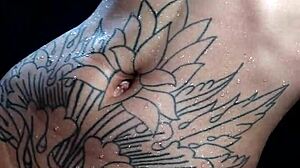 Hed trans fanget mens hun sprøjter på webcam backstage