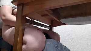 سكرتيرتي تلحس كسي في المكتب تحت الطاولة - بنات سحاق وهميات!