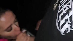 putas casadas se divertem com roludo no glory hole