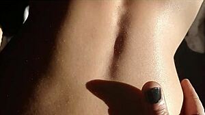 سيزي يتجسس على سيدة ناضجة في حمام ساخن