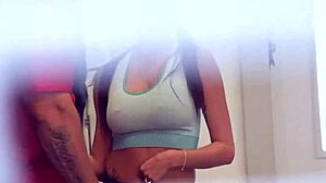 गर्म पत्नी आर्मानी ब्लैक जिम वर्कआउट सेशन में फ्लर्ट करती है