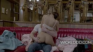 Маленькая азиатская официантка получает дикую поездку.