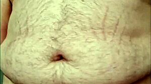 Tučný chlap buchá dildo hlboko a tvrdo cumuje v tučnej gay kompilácii