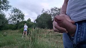 Tipo si mostra e si sega in pubblico!