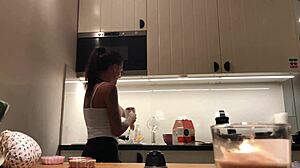 Spio i capezzoli perfetti di Sylvia in cucina