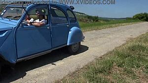 Drumeți futând tare în scenă sălbatică de pădure