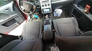 Cítim sa tak vinná, vysoká kolumbijská zrelá žena jebe mladého chlapa v aute, kým manžel sleduje