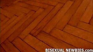 Ő fogja döngetni a segged vad BDSM csoportos akcióban