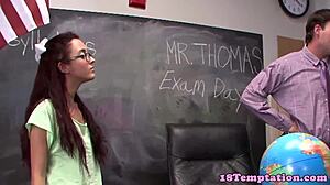 Руса стъптийнейджърка 18+ дърпа на учител в див клас