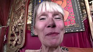 Neverjetna 60-letna cougar se sleče za hardcore akcijo