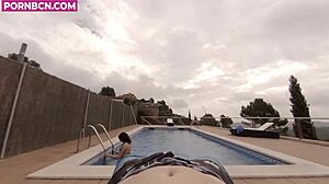 La vecina joven del quinto ninfomana entra en la piscina comunitaria cachonda y quiere follar en el exterior pov latina porno en espa�ol