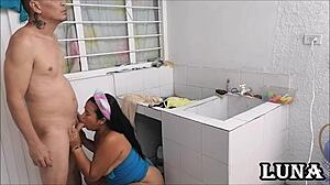 他一边洗衣服一边硬干我并射嘴里