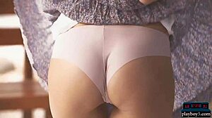 Ruska milf modelka se sleče gola v naravi, njeno obrito telo izgleda neverjetno na prostem