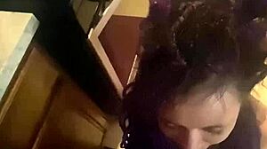 Di Kamar Tidur Santai, Latina Goth Berambut Gimbal Bertato Membungkuk dengan Kaos Kaki Tinggi. Dia Dientot Doggy Sampai Squirt Orgasm Sambil Ngomong Kotor