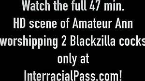 Hej, patrz jak ładna Ann jest podwójnie rżnięta przez czarnych ogierów!