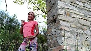 Tujci se razdivjajo z rizičnim seksom na prostem. Maelle dobi grob doggystyle in umazan creampie v naravi.