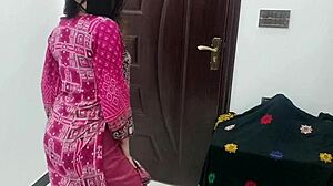 ソビア・ナシルの全裸ダンス、WhatsApp通話でライブ