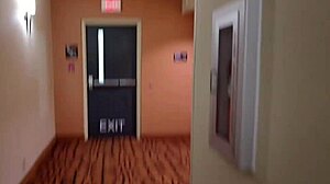 La belle-mère infidèle Danni Jones réserve un hôtel pour s'amuser avec son beau-fils