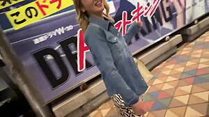 Gadis Asia Tattoo Naik Cowgirl Threesome Hardcore dengan Mainan dan Cumshot