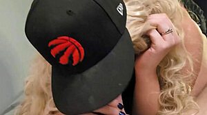 Vrouw geeft langzame blowjob voordat ze het diep in haar kont neemt