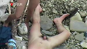 Voyeur pantai tangkap cowok beruntung lagi disedot di kasur!