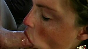 Zelenooká brunetka hluboce kouří obrovské péro před análem na pohovce