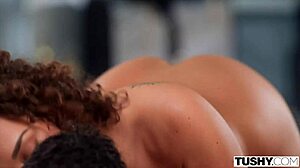 Tushy Willows usa trucco anale per rilassarsi con giochi folli al culo