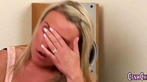 CFNM britisk domina får ansiktsbehandling i ydmykende fetisjscene