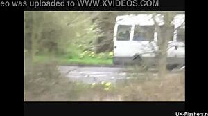 エボニーUKガールが公開でフラッシュと指入れ