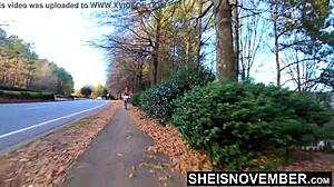 Nyilvános meztelenség ebony baba biciklizik upskirt seggel.