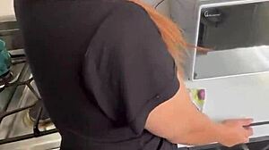 แค่ดูแม่บ้านลาตินในleggings ไม่ไหวเสร็จบนก้นเธอ