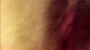 Chlupatá 18+ kunda pulzuje v close-up orgasmu