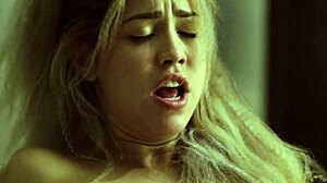 怖がってるブロンドとブルネットの女、ホラーよりセックスしたい？