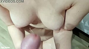 dampende badeværelse håndjob ender med sæd på kæmpe patter pov