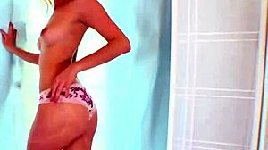 18歳のIris Roseがアナルフェチで誘惑プレイ