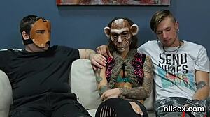 Κινκυ νεαρή σύρεται σε αναλ άσυλο για βίαιη θεραπεία κουτσούλας