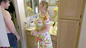 Matrigna si fa sbattere duro mentre pulisce il bagno con finale creampie intenso