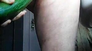 Nemecká babička šúka uhorku v sólovej hre.