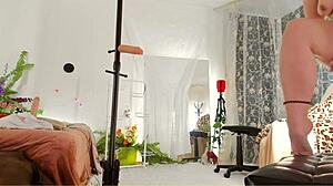 MILF berlekuk minyakin badan telanjang buat cam voyeur