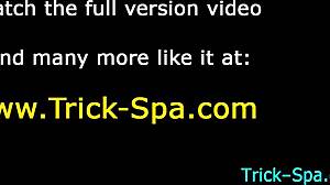 Vörös hajú masszőz maszturbálja az ügyfelet rejtett kamera masszázson!