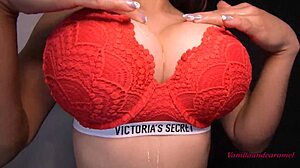 Doskonała amatorka Latynoska dmucha Świętemu Mikołajowi za wykreślenie z listy niegrzecznych