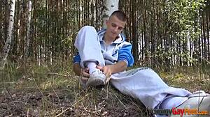 Jsem gay twink a tvrdě stříkám venku