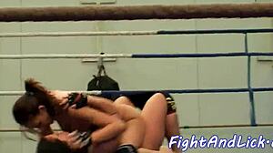 Haver, nézd ezeket a műcicos európai csajokat keményen birkózni, nagy cicik pattognak mindenhol!