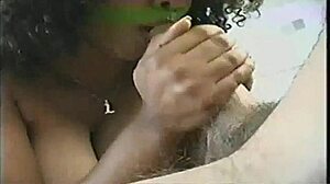 Dyb action med storbarmet MILF