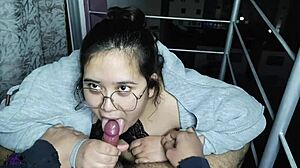 amiga de la universidad besa mientras coge