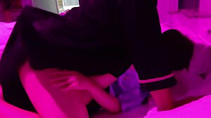 Amatör polis memuru gözleri bağlı üniforma sahnesinde