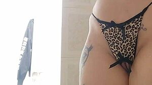 コロンビア美女、シャワーで玩具と指マンで興奮