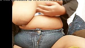 היי, תראו את החזה הענק של הדודות האסיאתיות החרמניות האלה!