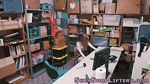 Stoute amateur tiener 18+ betrapt en hard geneukt