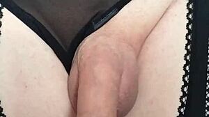 Lihat tranny close-up cumshot dalam stoking dan lingerie, dicukur botak dengan seluar dalam disisih.